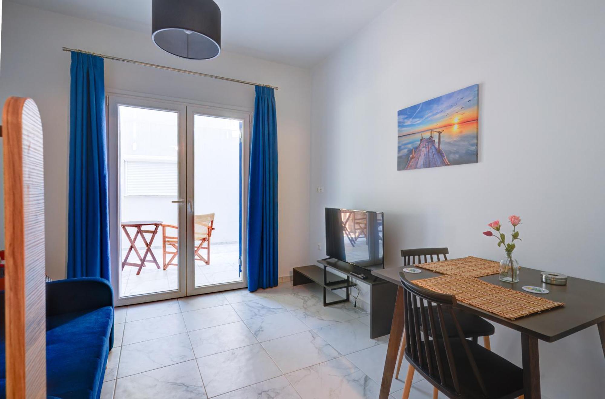 Molos Beachfront Apartments In Diakopto Pokoj fotografie